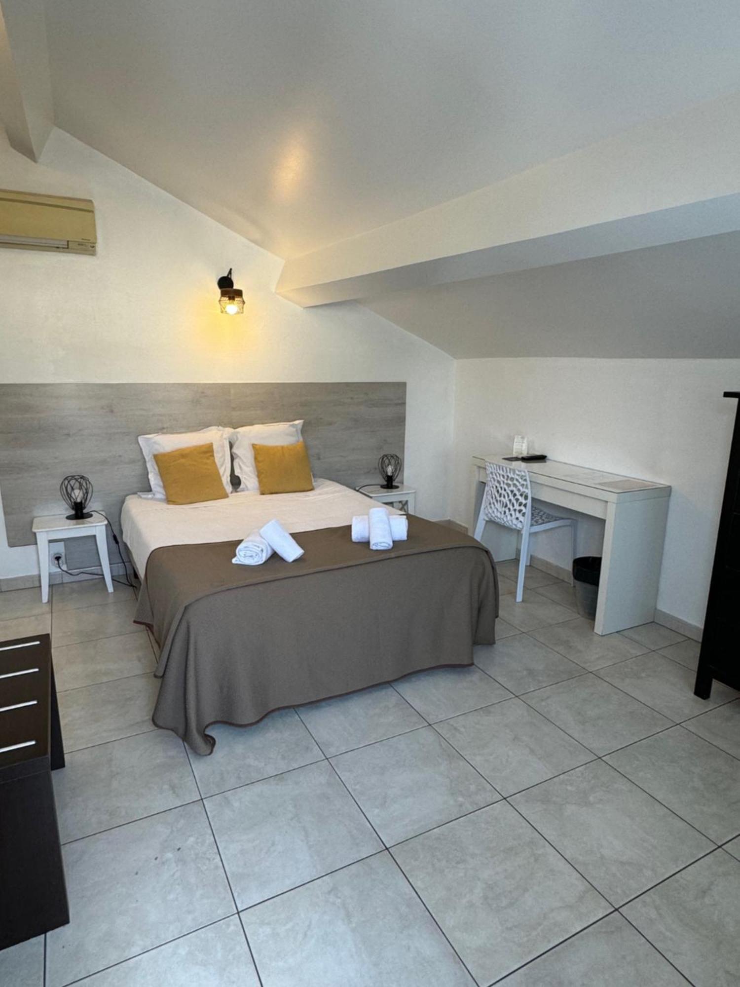 Hotel Le Medieval Aigues-Mortes Exterior foto