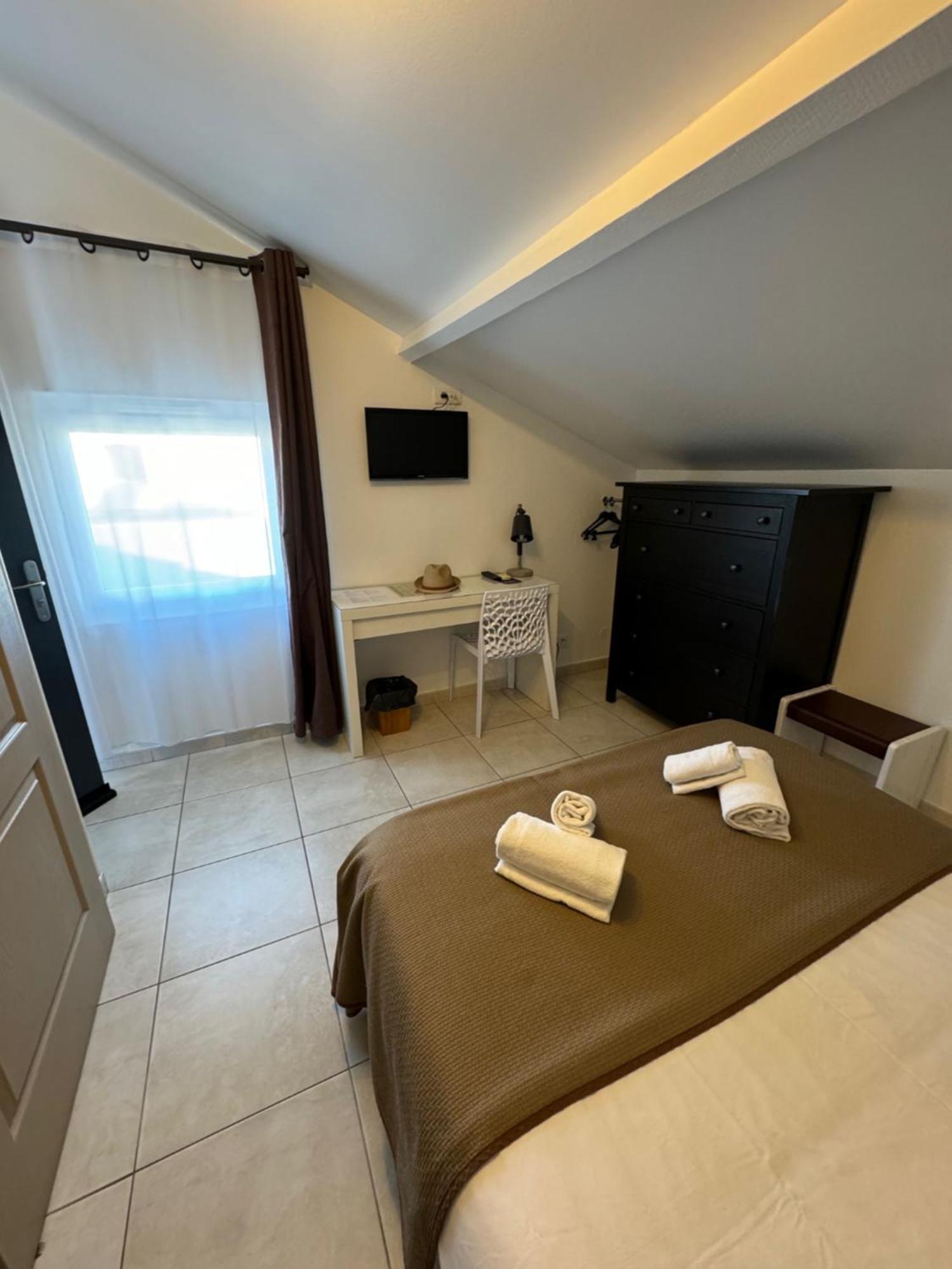 Hotel Le Medieval Aigues-Mortes Exterior foto